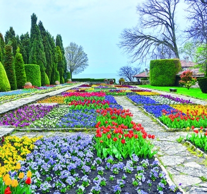 Calendar cu imagini Gardens, 31.5 x 48 cm, 12 file, 2025