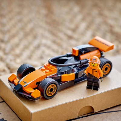 Pilot F1 cu masina de curse McLaren 60442 LEGO City