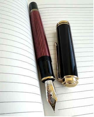 Stilou Souveran M800, penita F aur 18K, accesorii aur, negru-rosu, Pelikan