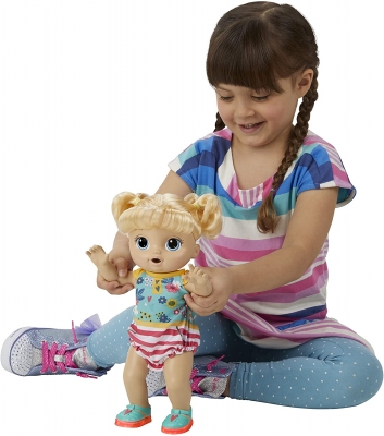 BEBELUS BLOND BABY ALIVE PASESTE SI PANTOFII VOR LUMINA HASBRO