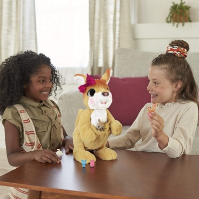 Jucarie interactiva Mama Josie The Kangaroo Hasbro