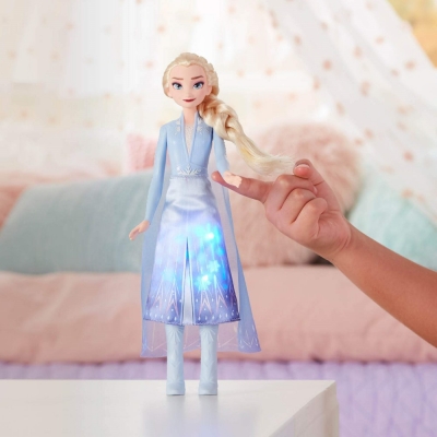 PAPUSA FROZEN2 ELSA CU ROCHITA LUMINOASA HASBRO