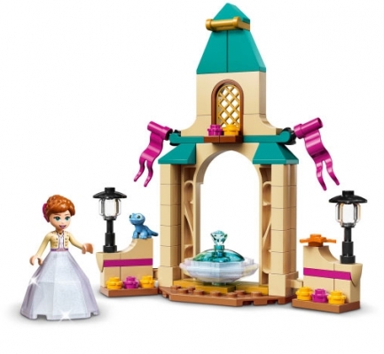 Curtea Castelului Annei 43198 LEGO Disney 