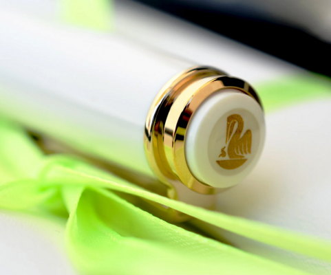 Stilou Classic M200, cu piston, penita M si accesorii placate cu aur 24k, verde-pastel, Pelikan